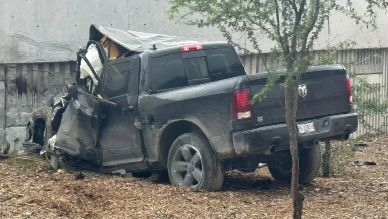 Hombre muere tras impactarse y quedar prensado contra muro en avenida Morones Prieto