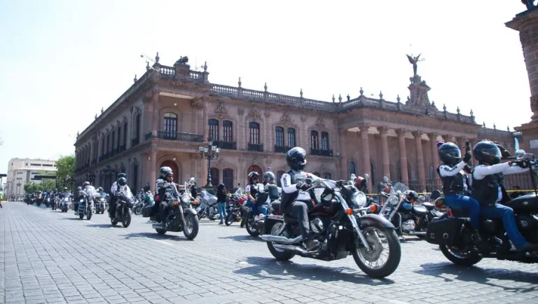 Motociclistas realizan protesta pacífica contra nuevo reglamento en Monterrey