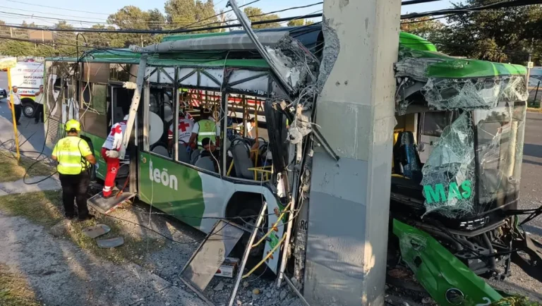 Camión urbano choca contra poste en avenida Eloy Cavazos en Guadalupe; resultan 12 heridos