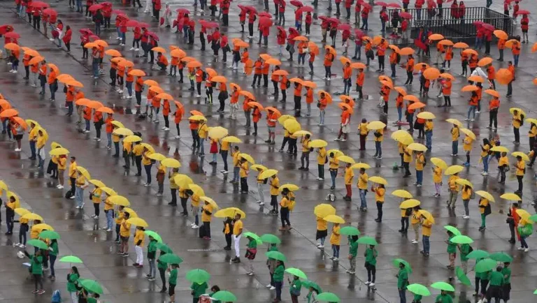 Crean la bandera LGBT+ más grande del mundo en el Zócalo de la Ciudad de México