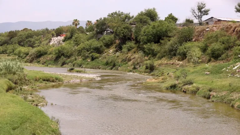 Suspenden dos empresas en García por derrame en el río Pesquería