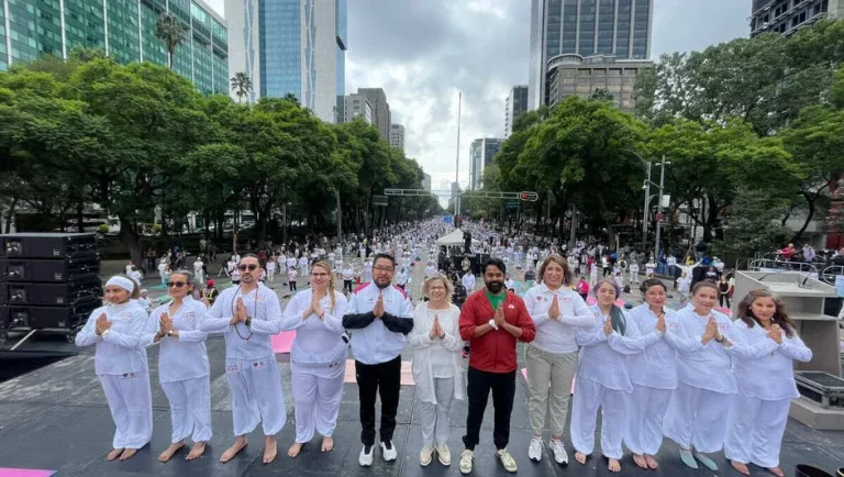 Llevan a cabo clase masiva gratuita de ‘Yoga por la Paz’ en el Ángel de la Independencia en CdMx