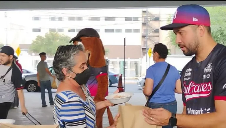 Club Sultanes reparte alimentos frente al Hospital Universitario