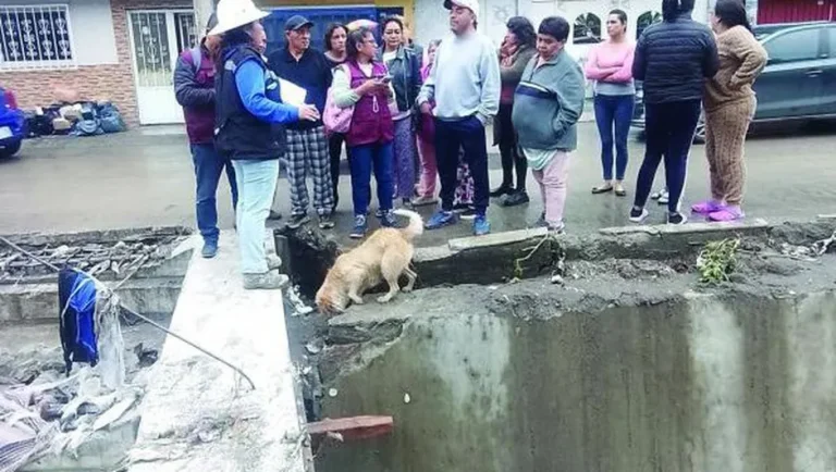 Desbordamiento de canal causa inundaciones en Naucalpan