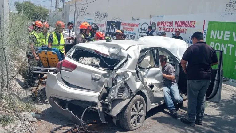 Tren impacta auto en Santa Catarina, conductora resulta lesionada