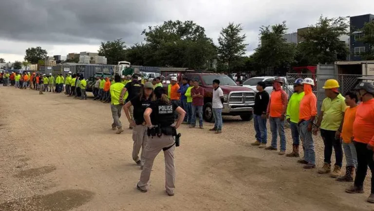 Remesas bajan 4.6% por política migratoria de Trump