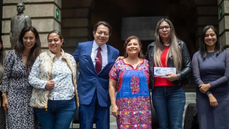 Clara Brugada y Mario Delgado entregan tarjetas del Bienestar para rehabilitar bachilleratos en CdMx