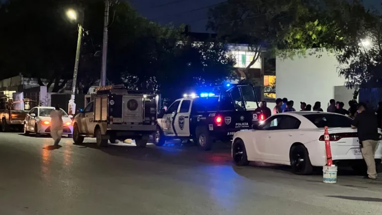 Mujer muere en auto tras ser atacada a balazos en Apodaca