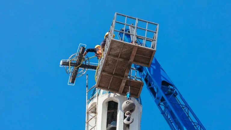 Autoridades retiran cruz de acero en la ‘Parroquia Nuestra Señora’ de Guadalupe