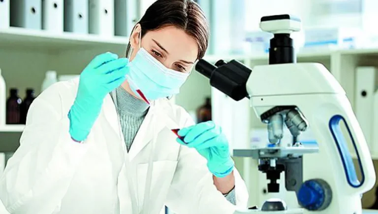 Gobierno de México y AMIIF alistan plan en favor del sector farmacéutico: Secretaría de Economía