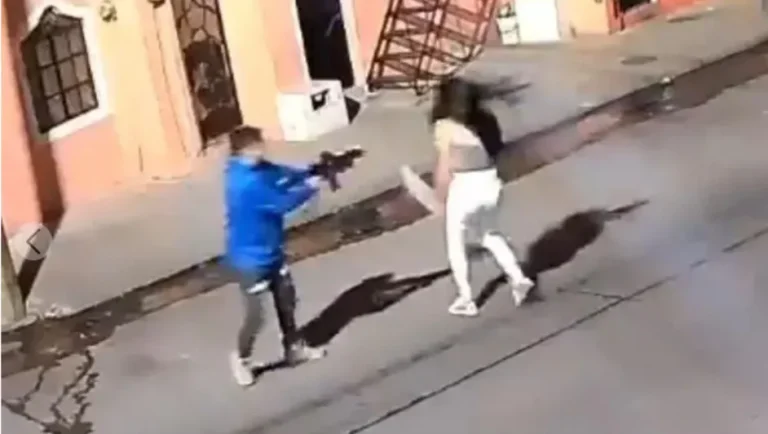 Captan feminicidio en Guadalajara; sujeto ataca a su expareja con fusil en plena calle