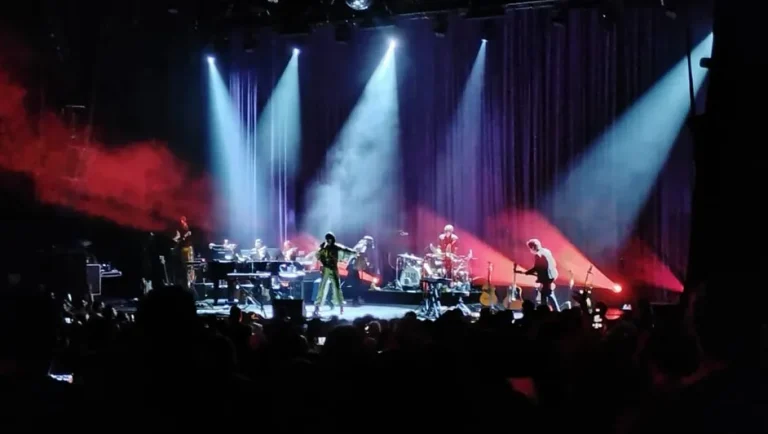 Yeah Yeah Yeahs desatan energía en el Teatro Metropolitán