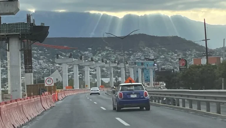 Inicia el cierre de Carril Exprés en Avenida Constitución; estas son las vías alternas