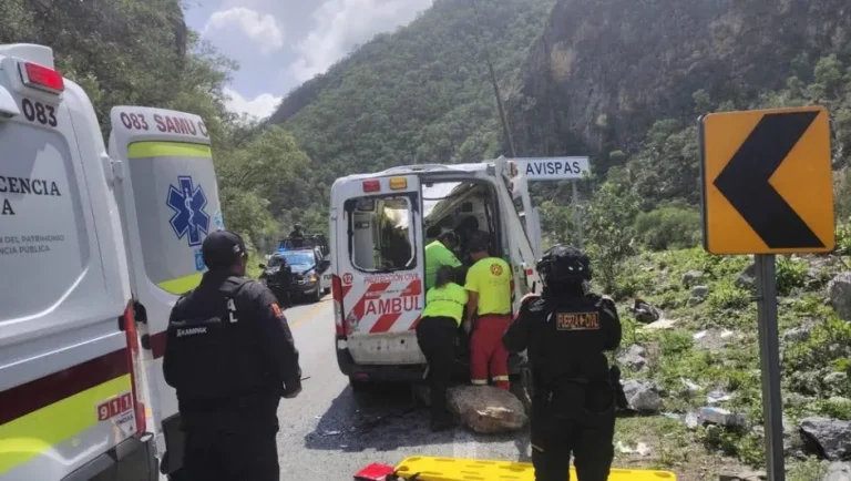 Cae deslave de rocas sobre ambulancia al sur de NL; deja heridos a paciente y familiar
