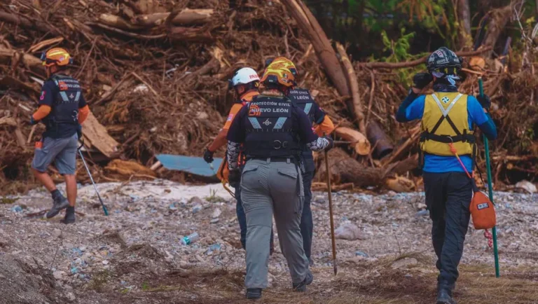 Rescatistas de Protección Civil NL continúan labores de búsqueda en Texas, EU