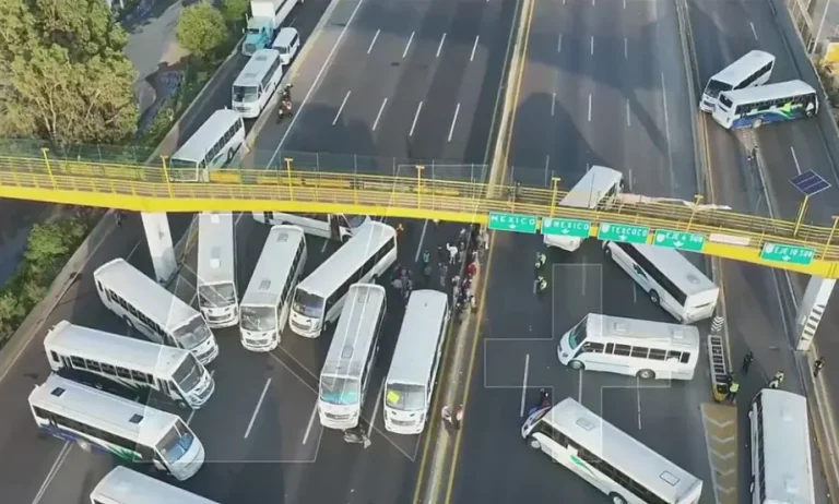 Transportistas bloquean la México-Puebla