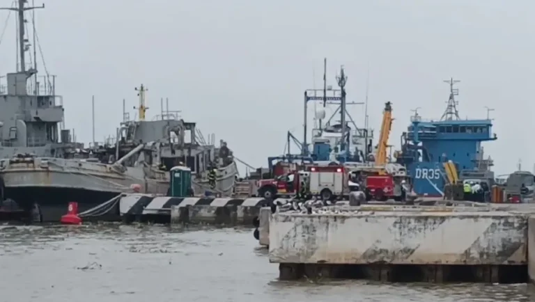 Buque atracado de la Armada de México se incendia en el puerto de Tampico