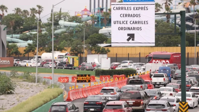 Cierre de carril exprés en Avenida Constitución genera caos vial