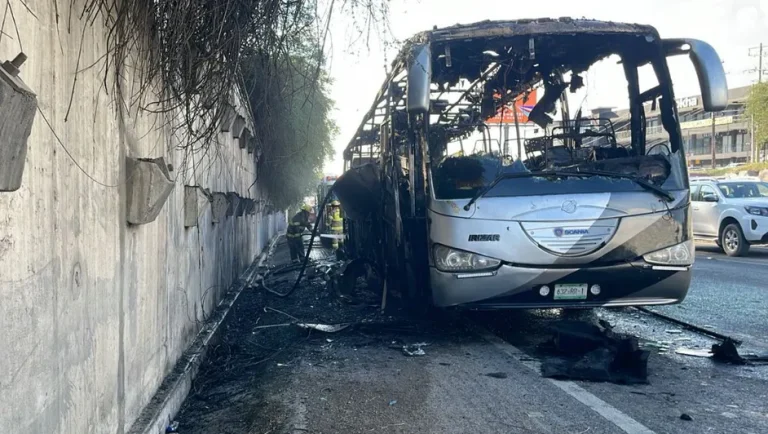 Registran incendio de camión turístico por la Carretera Nacional en Monterrey