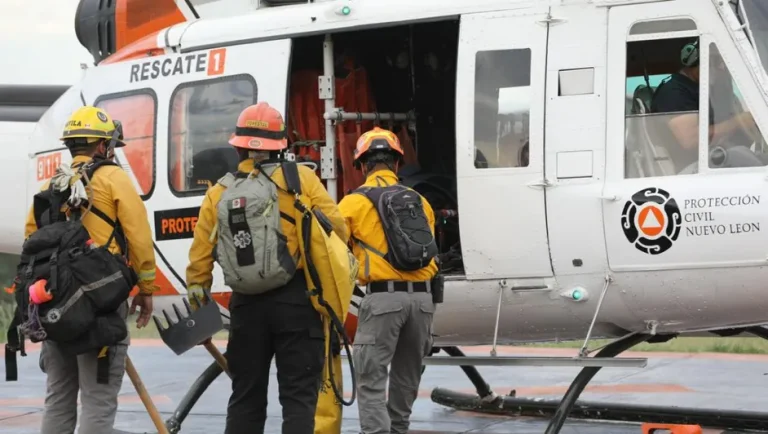 Combaten incendio forestal en el Cañón del Álamo en Santiago, NL