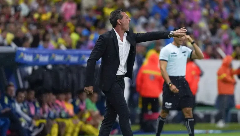 Diego Cocca: “Jugar con uno menos ante América es imposible”