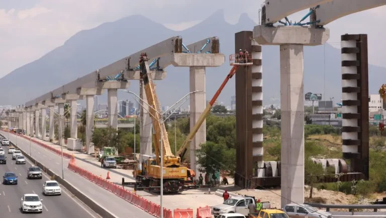 Retiran escultura ‘La Mirada’ por obras del Metro en Monterrey