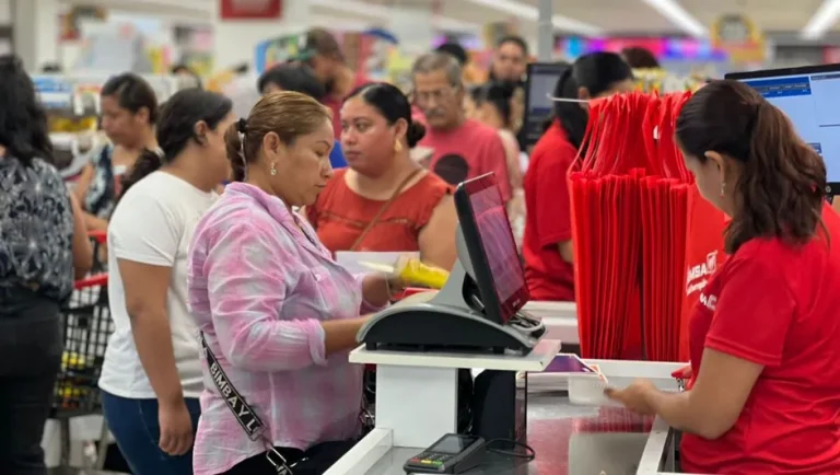 Regreso a clases en NL: padres de familia realizan compras de última hora