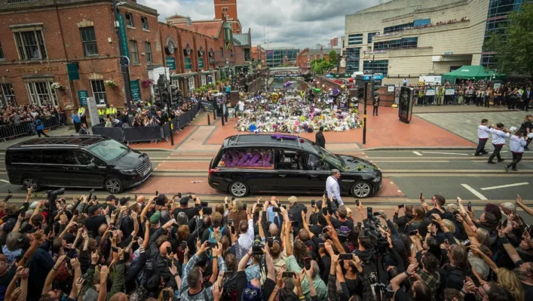Miles de personas en las calles despiden al ‘Príncipe de las Tinieblas’, Ozzy Osbourne