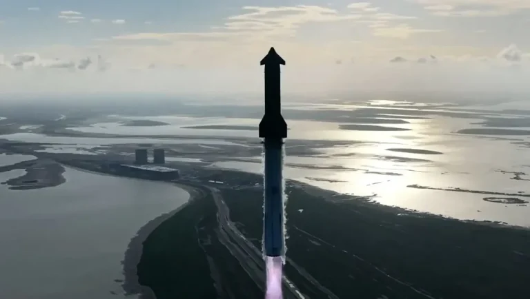 SpaceX lanza con éxito el megacohete Starship en su décima prueba