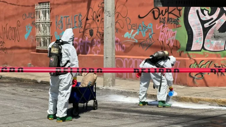 Protección Civil controla fuga de ácido sulfúrico en taller del centro de Monterrey