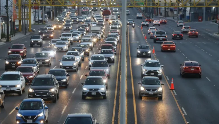 Para reducir el tráfico, más de 65 empresas en NL operan con horarios escalonados, informa Economía