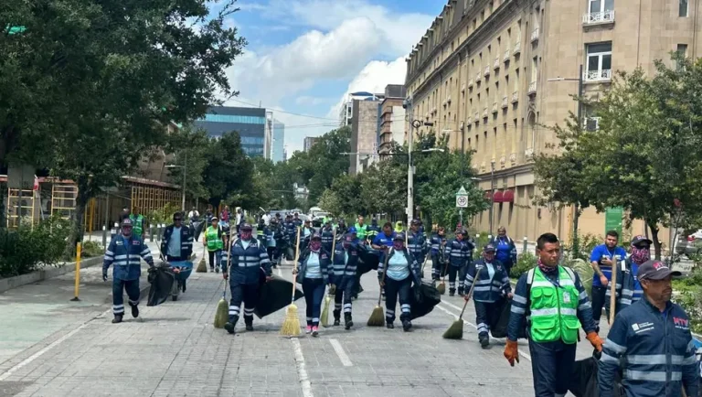 Recolectan 12 toneladas de basura tras el desfile cívico-militar en Monterrey