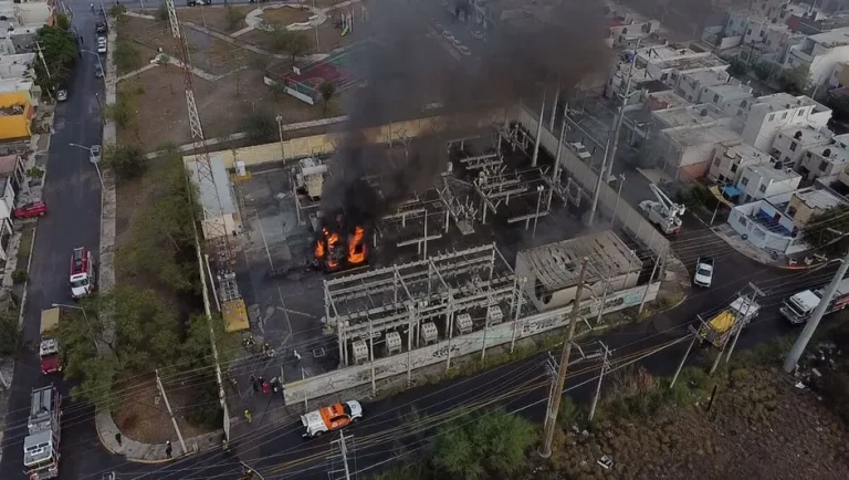 Incendio en subestación de la CFE causa corte de energía en varias zonas de Monterrey