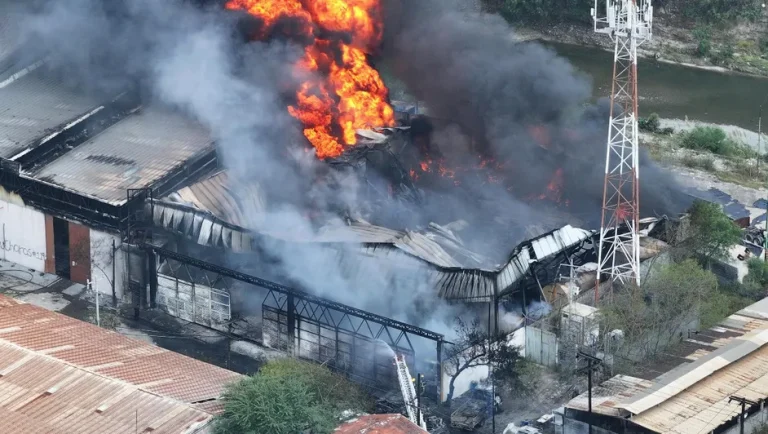 Incendio consume empresa de hidrocarburos en Escobedo y deja tres heridos