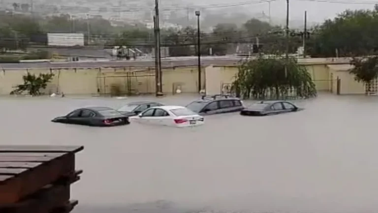 Lluvias intensas causan inundaciones y dejan vehículos varados en Monterrey