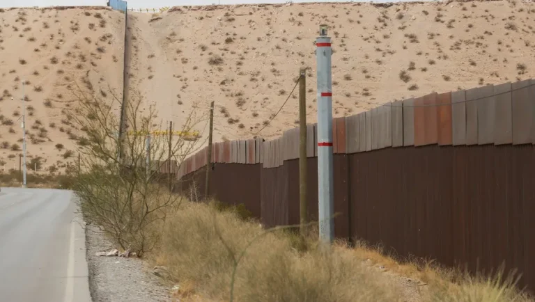 Traficantes de migrantes usan redes para difundir mentiras y atraer gente; EU alerta