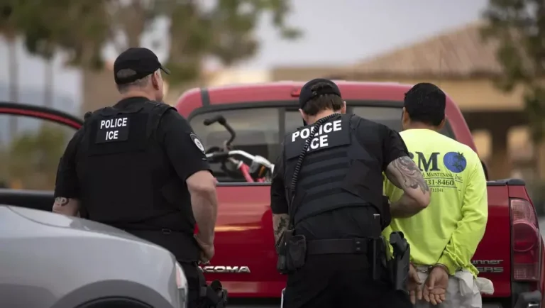 ICE recluta agentes sin experiencia para deportar migrantes en Estados Unidos