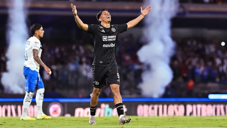Cruz Azul vence al Monterrey y sigue en la lucha por el liderato