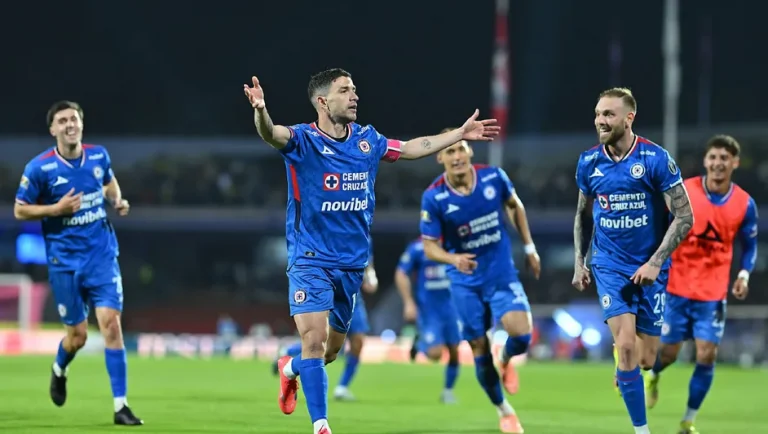 Cruz Azul vence 2-1 al América y se lleva el Clásico Joven de la Liga MX