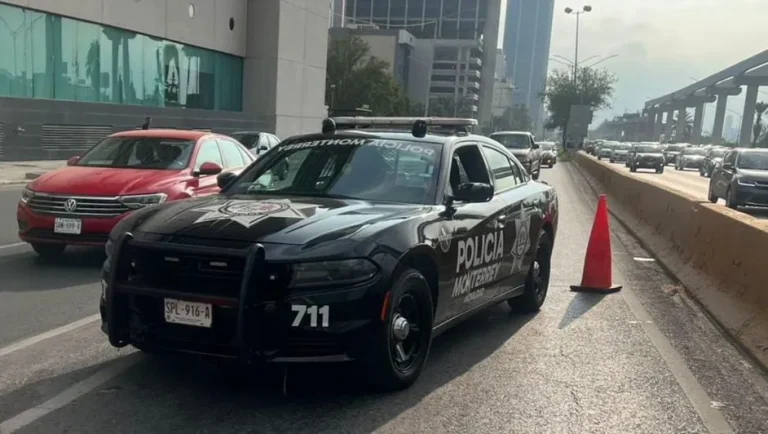 Cierran carril de incorporación en Constitución rumbo al túnel de la Loma Larga