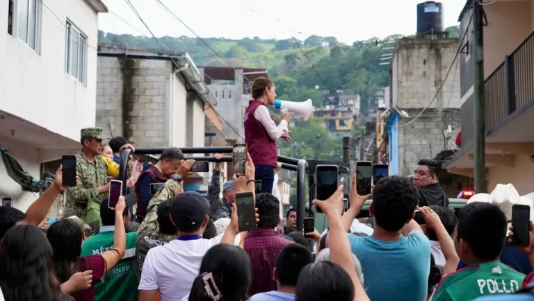 Sheinbaum supervisa apoyos a población afectada por lluvias en Hidalgo