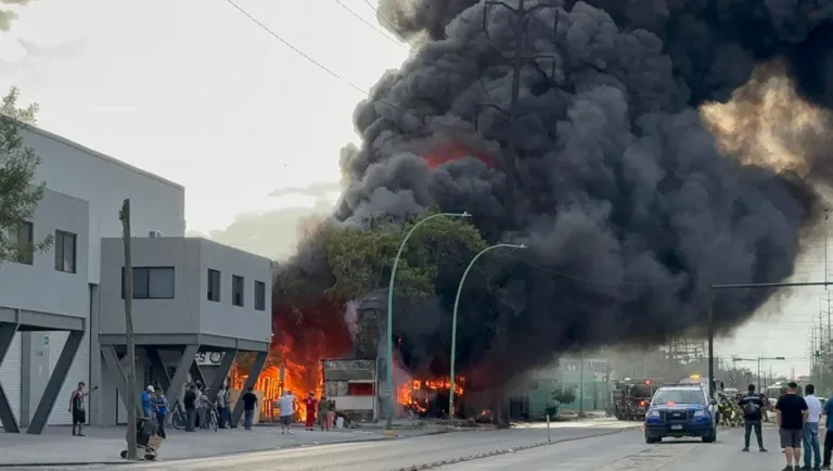 Registran incendio en negocio sobre la avenida Ruiz Cortines en Monterrey