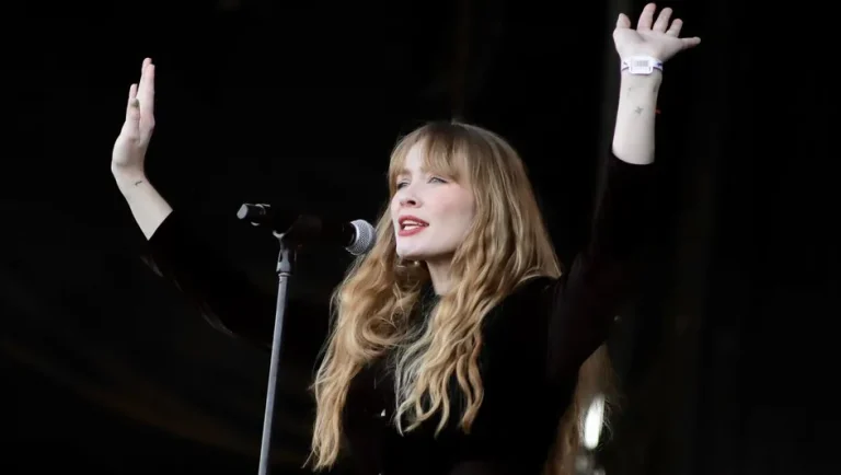Alexandra Savior se presenta en el Corona Capital 2025