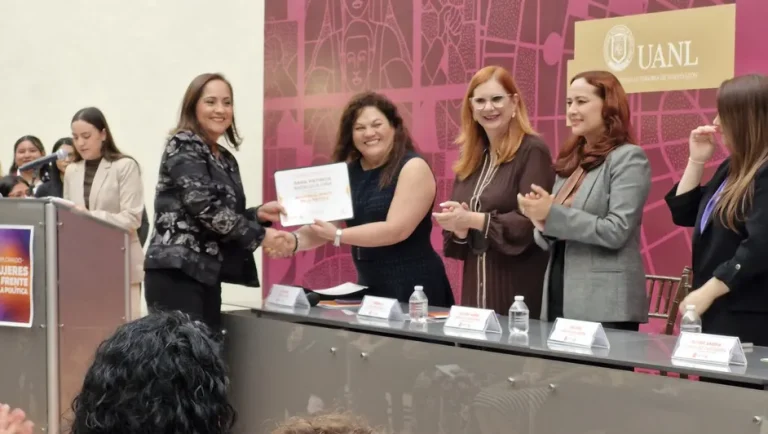 Realizan ceremonia de graduación del diplomado Mujeres al Frente en la Política con 53 egresadas
