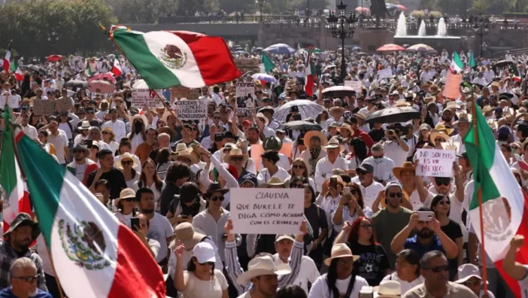 Asisten cientos de personas a la Marcha de la Generación Z en el Centro de Mty