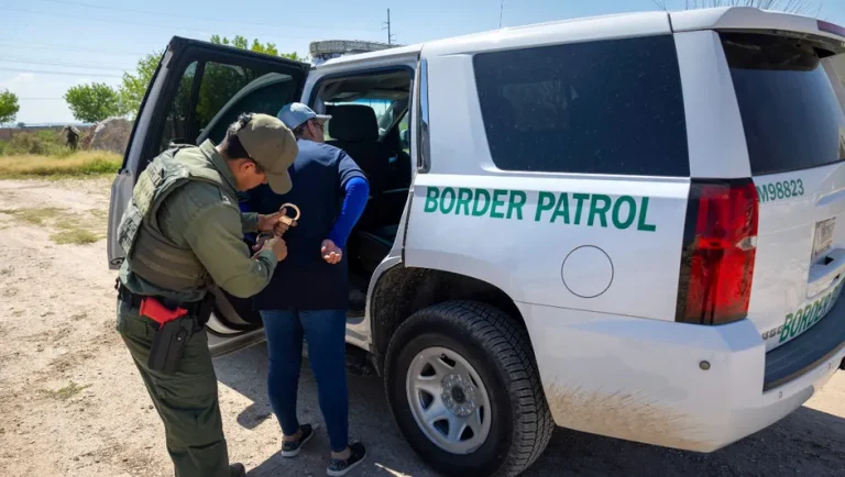 Contratistas ofrecen 300 dólares por migrante localizado tras llamado urgente del ICE, señalan