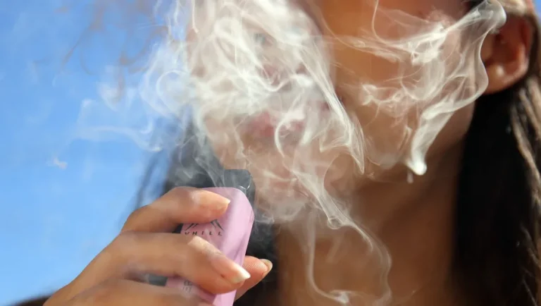 Reforma contra vapeadores avanza en comisión del Congreso de NL