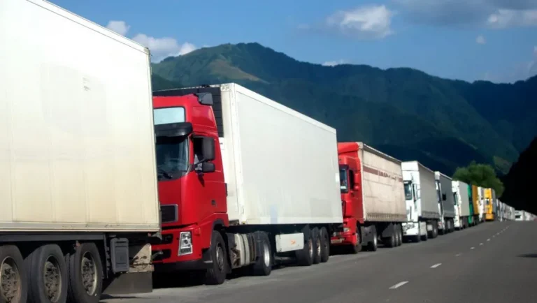 Exportación de vehículos pesados en México disminuye 21.86% en noviembre 2025