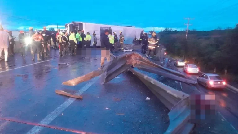 Reportan 8 fallecidos tras volcadura de camión en municipio de Apodaca