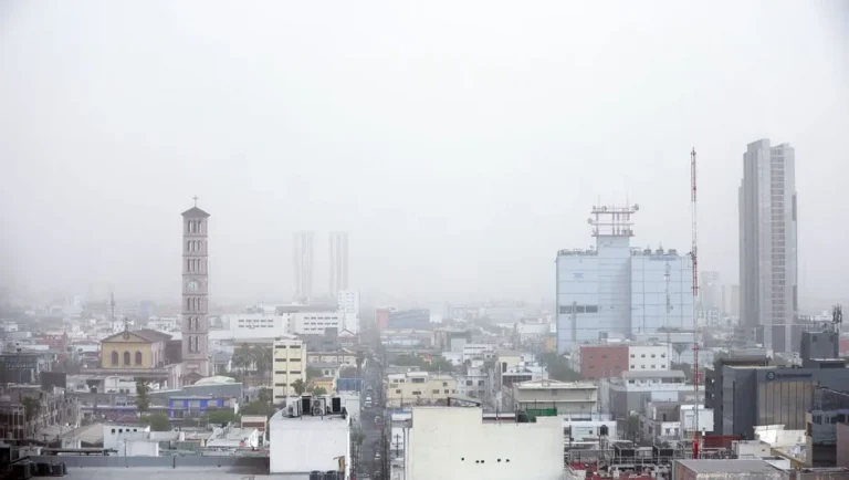 Nuevo León enfrenta mayor contaminación por crecimiento urbano desordenado, alertan expertos